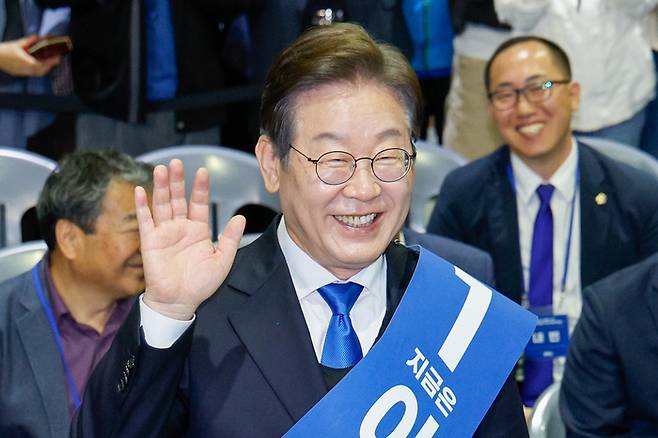 이재명 더불어민주당 대선 경선 후보가 20일 오후 경남 울산전시컨벤션센터에서 열린 영남권 합동연설회에서 대의원·권리당원의 온라인·ARS 투표 결과 투표수 7만 3255표 중 6만 6526표(득표율 90.81%)로 1위를 차지, 인사하고 있다.  [사진출처 = 뉴스1]