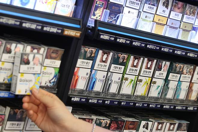 사진은 기사와 직접적 관련이 없음. 서울 시내 편의점의 담배 판매대 모습. [사진 = 연합뉴스]