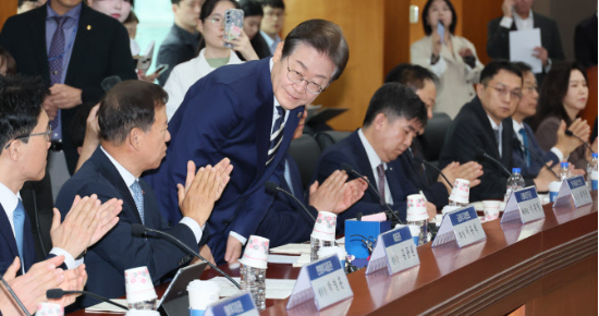 이재명 경선 후보가 21일 서울 여의도 금융투자협회에서 열린 자본시장 활성화를 위한 정책간담회에서 인사하고 있다. (사진=연합뉴스)