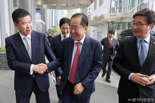 홍준표(가운데) 제21대 대통령 선거 국민의힘 경선 후보가 21일 오후 서울 영등포구 여의도 주한미국상공회의소에서 간담회를 하기 위해 제임스 김 주한미국상공회의소(암참, 왼쪽) 회장과 만나 인사하고 있다. 2025.04.21. /사진=뉴시스 /사진=조성우