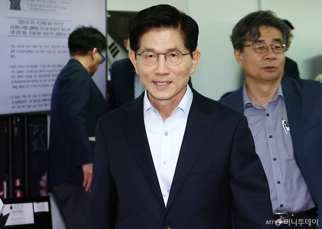 김문수 국민의힘 대선 경선 후보가 21일 오전 서울 여의도 선거사무소에서 GTX(광역급행철도) 전국 확대 관련 교통 공약 발표를 하기 위해 입장하고 있다. 2025.4.21/사진=뉴스1 /사진=(서울=뉴스1) 김민지 기자