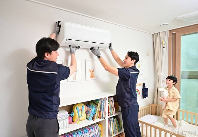 (삼성전자는 예년보다 빠른 무더위 예보에 대비해 신속하고 신뢰성 높은 에어컨 설치 서비스를 제공하는 에어컨 설치 전담팀을 조기 운영한다고 1일 밝혔다.   사진은 삼성전자 에어컨 설치 전담팀이 에어컨 설치 서비스를 제공하는 모습. (삼성전자 제공. 재판매 및 DB 금지) /사진=뉴스1