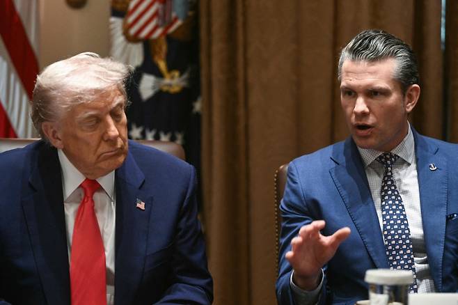 도널드 트럼프 미국 대통령이 4월10일(현지시간) 워싱턴 백악관에서 열린 각료회의 중 피트 헤그세스 국방부 장관의 발언을 듣고 있다. /AFPBBNews=뉴스1