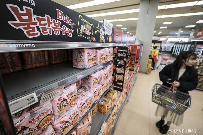 [서울=뉴시스] 정병혁 기자 = 5일 서울시내 대형마트에 K-푸드로 인기를 끌고있는 불닭볶음면 진열칸이 비어있다. 최근 10년간 라면·건강식품을 중심으로 K-푸드 수출이 크게 늘어난 것으로 나타났다.  '10년간 K-푸드 수출 동향과 시사점' 보고서에 따르면 한류 확산 등으로 K-푸드 수출액은 2015년 35억1000만 달러에서 지난해 70억2000만 달러로 증가했다. 품목군별로 보면 '라면'이 13억6000만 달러로 1위를 차지했으며, '간편식' 9억8000만 달러, '음료' 9억4000만 달러, '건강식품' 8억2000만 달러, '조미료' 6억5000만 달러 등의 순으로 수출이 많았다. 2025.03.05. jhope@newsis.com /사진=정병혁