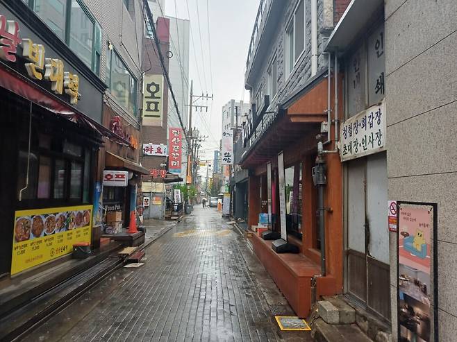 22일 오전 서울 영등포구 당산 먹자골목 초입, 고요한 가운데에도 가게를 돌아다니다 보면 곳곳에서 오픈 준비를  하는 사장님들 및 알바생들이 보였다. /사진=오석진 기자