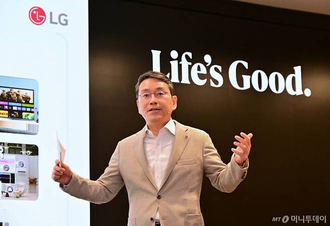 [서울=뉴시스] 김진아 기자 = 조주완 LG전자 CEO가 25일 서울 여의도 LG트윈타워에서 열린 제23기 정기 주주총회에서 주주들에게 경영 성과와 중장기 사업 전략 방향을 설명하고 있다. (사진=LG전자 제공) 2025.03.25. photo@newsis.com *재판매 및 DB 금지 /사진=김진아