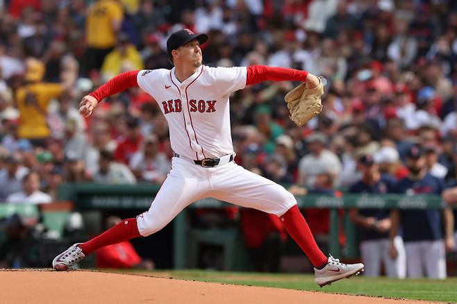 자유계약선수(FA) 재수를 택한 워커 뷸러가 호투 끝에 시즌 3승째를 챙겼다. 사진은 2025시즌 보스턴 레드삭스에서 활약 중인 워커 뷸러의 모습. /사진=로이터