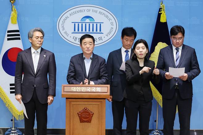 더불어민주당 이재명 대통령선거 예비후보 선거대책위원회 현안대응TF 단장인 강득구 의원 등이 22일 오후 서울 여의도 국회 소통관에서 이재명 경선 후보에 대한 허위 조작 유포자 고발 관련 기자회견을 하고 있다. / 사진=뉴스1 이광호 기자