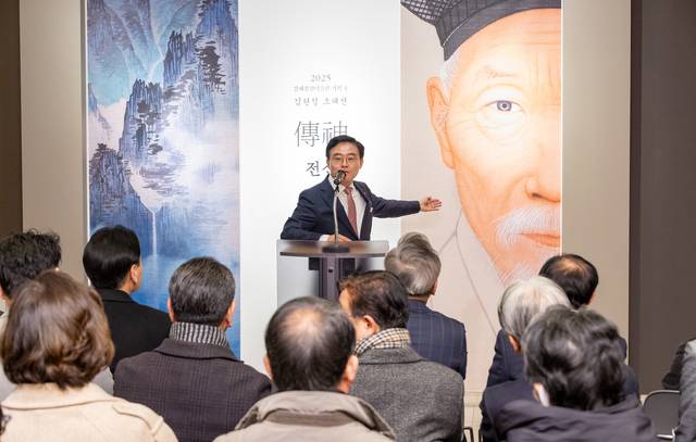 진교훈 서울 강서구청장이 지난 1월 겸재정선미술관에서 열린 기획 전시 「전신과 진경」 개막식에서 인사말을 하고 있다. 강서구청 제공