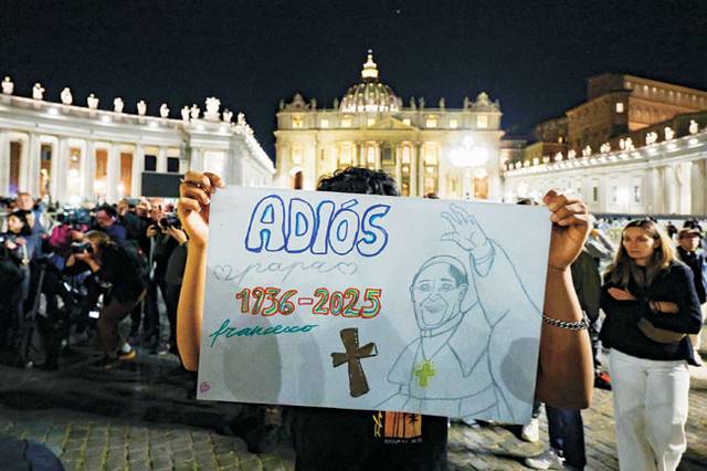 “아디오스 교황님”　 프란치스코 교황이 선종한 21일 바티칸 성 베드로 광장에 모인 추모객 중 한 명이 작별인사(adios)와 함께 프란치스코 교황의 모습을 그린 그림을 들고 있다.  EPA 연합뉴스