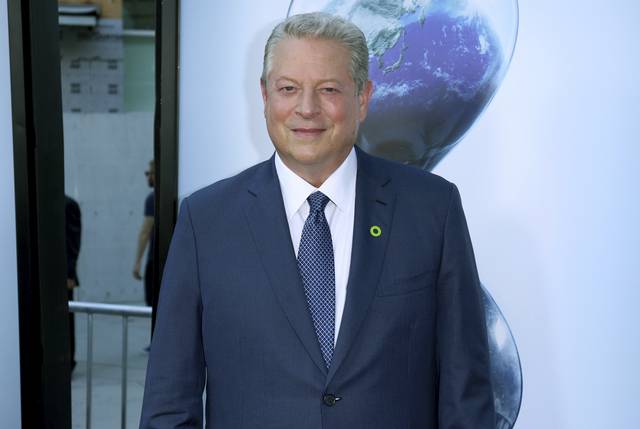 앨 고어 전 미국 부통령이 지난 2017년 미국 캘리포니아주 로스앤젤레스에서 열린 다큐멘터리 ‘불편한 진실 속편 : 권력에 진실을’ 상영식에 참석해 기념 사진을 촬영하고 있다.  고어 전 부통령은 21일 미국 ‘샌프란시스코 기후 주간’ 행사에 나와 도널드 트럼프 현 미국 행정부를 맹비난했다. AP 뉴시스