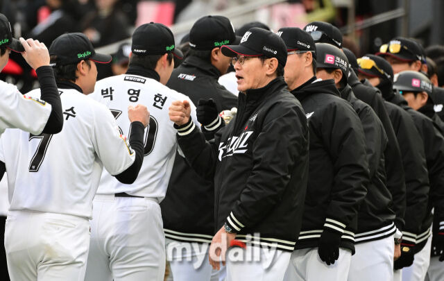 2025년 4월 13일 오후 경기도 수원KT위즈파크 진행된 '2025 신한 SOL뱅크 KBO 리그' 삼성 라이온즈와 KT 위즈의 경기. KT 이강철 감독이 6-5로 승리한 뒤 기뻐하고 있다./마이데일리