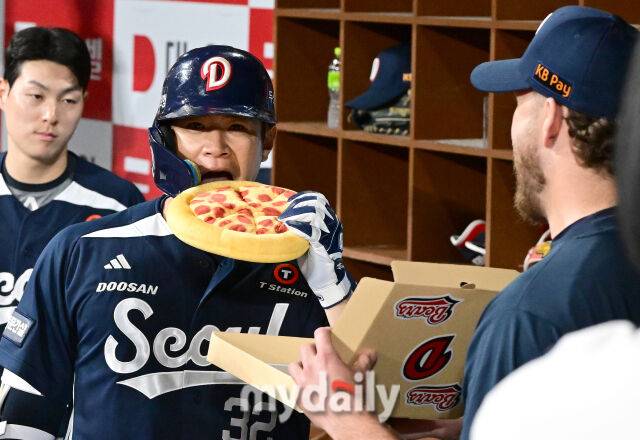 2025년 4월 22일 오후 서울 고척스카이돔에 진행된 '2025 신한 SOL뱅크 KBO 리그' 두산 베어스와 키움 히어로즈의 경기. 두산 김재환이 9회초 2사 후 솔로홈런을 친 뒤 홈런 세리머니를 하고 있다./고척=유진형 기자 zolong@mydaily.co.kr