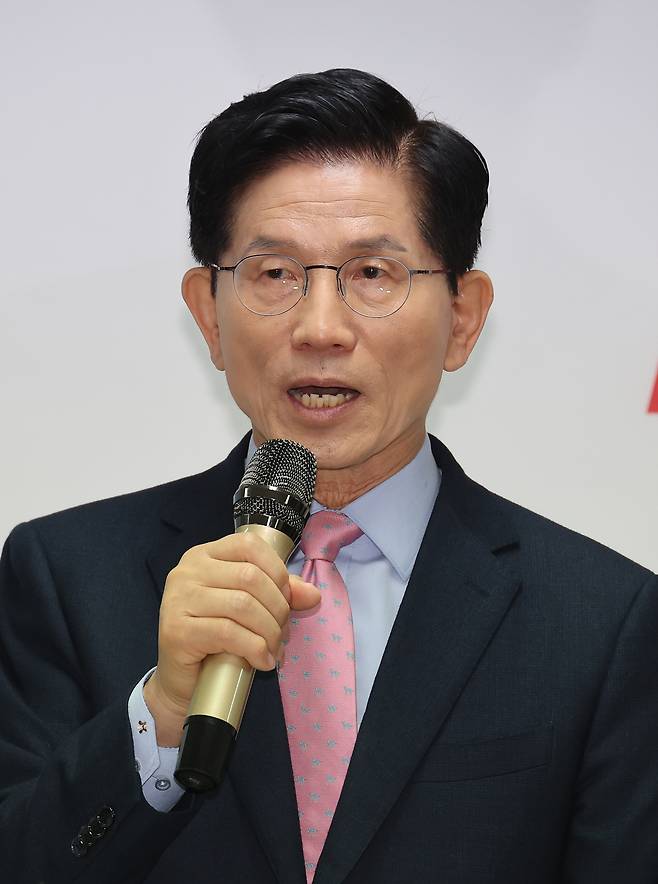 국민의힘 김문수 대선 경선 후보가 22일 서울 여의도 대하빌딩 선거 사무소에서 공약 발표 기자회견을 하고 있다. [연합]