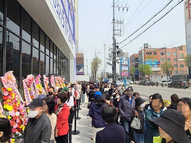 [해링턴 스퀘어 산곡역 견본주택 대기줄 모습]