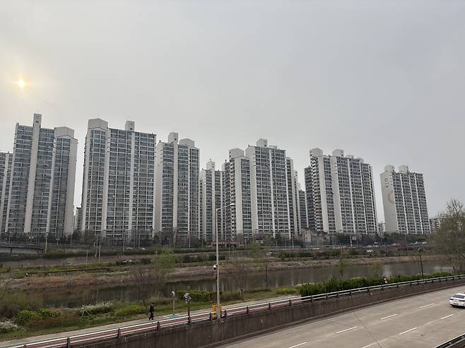 서울 노원구 월계동 월릉교에서 바라본 ‘한진한화그랑빌’ 아파트 모습. [정주원 기자]