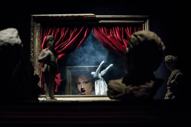 2018년 리투아니아의 빌뉴스 인형극단 렐레에서 초연된 오스카 와일드의 ‘도리언 그레이의 초상’ 인형극 한 장면     [출처 빌뉴스인형극단 렐레 홈페이지/유튜브 캡처]