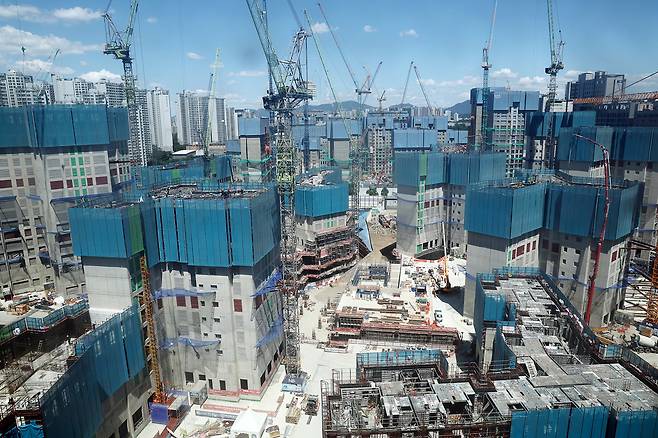 서울의 한 아파트 공사 현장. [연합]