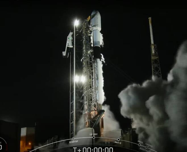 22일 오전 9시 48분(한국시간) 미국 플로리다주 케이프 커너베럴 우주군기지에서 대한민국 정찰위성 4호기가 실린 스페이스X사의 팰컨-9 발사체가 발사되고 있다. [출처=스페이스X]