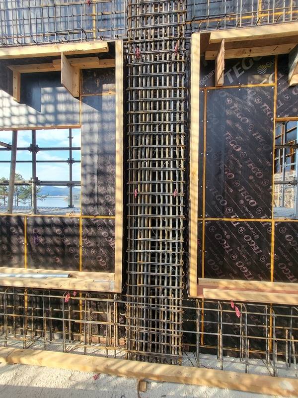 전남교육수련원 건물 신축 공사장의 콘크리트 타설 이전의 철근기둥.