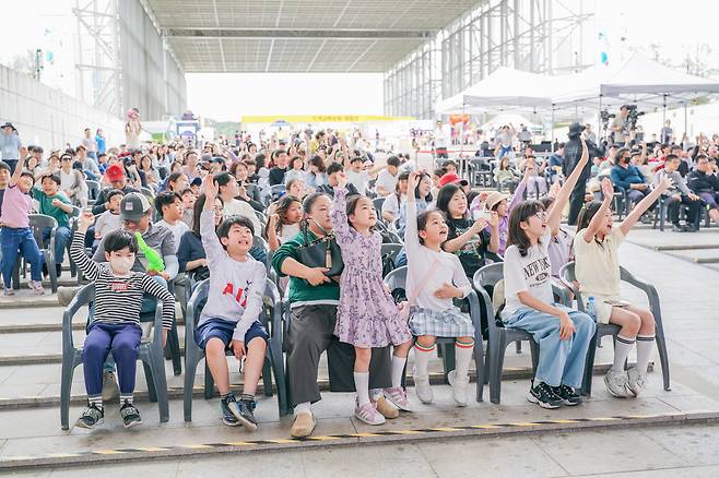 대한민국 과학기술축제에서 관객들이 손을들고 행사에 참여하고 있다.[한국과학창의재단 제공]
