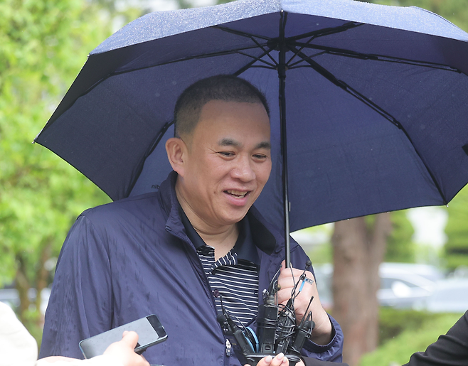 지난해 정치자금법 위반 혐의로 구속됐다가 최근 보석으로 풀려난 ‘정치 브로커’ 명태균 씨가 22일 경남 창원시 창원지방법원에서 열린 공판에 출석하면서 취재진과 인터뷰하고 있다. [연합]