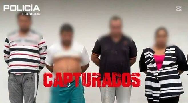 [뉴시스] 에콰도르 경찰에 붙잡힌 용의자들. (사진=빅토르 우고 사라테 에콰도르 경찰청장 엑스 캡처) 2025.4.21 *재판매 및 DB 금지