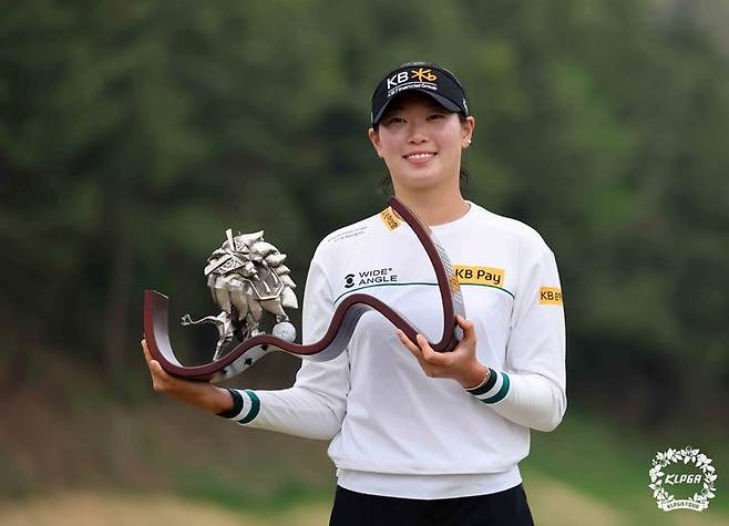 [서울=뉴시스] 지난 20일 경남 김해시 가야CC에서 열린 넥센 세인트나인 마스터즈 FR에서 우승한 방신실 프로가 트로피를 들고 우승을 기뻐하고 있다. (사진=KLPGA/박준석 제공) 2025.04.20. photo@newsis.com *재판매 및 DB 금지