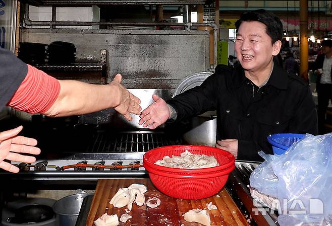 [대구=뉴시스] 이무열 기자 = 안철수 제21대 대통령 선거 국민의힘 경선 후보가 21일 대구 남구 관문시장을 방문해 상인과 인사를 하고 있다. 2025.04.21. lmy@newsis.com