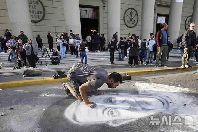 [부에노스아이레스=AP/뉴시스] 21일(현지 시간) 아르헨티나 부에노스아이레스 대성당 앞에서 한 거리 예술가가 고(故) 프란치스코 교황의 초상화를 분필로 그리고 있다. 2025.04.22.
