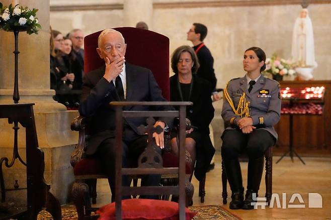 [리스본=AP/뉴시스] 마르셀루 헤벨루 드 소자 포르투갈 대통령이 21일 저녁(현지 시간) 포르투갈 리스본 대성당에서 열린 고(故) 프란치스코 교황을 위한 미사에 참석하고 있다. 2025.04.22.