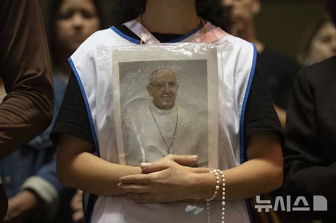 [리우데자네이루=AP/뉴시스] 21일(현지 시간) 브라질 리우데자네이루 대성당에서 고(故) 프란치스코 교황의 서거를 추모하는 미사가 열리고 있다. 2025.04.22.<font style="vertical-align: inherit;"><font style="vertical-align: inherit;"></font></font>