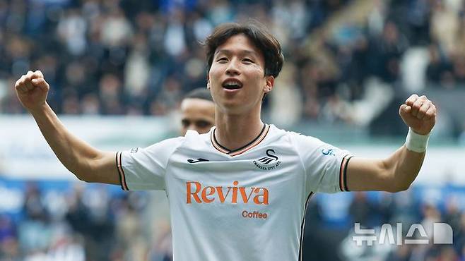 [서울=뉴시스] 잉글랜드 프로축구 챔피언십 스완지시티의 엄지성. (사진=스완지 홈페이지 캡처) *재판매 및 DB 금지