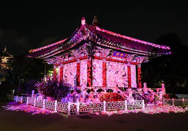 [부산=뉴시스] 부산 중구 용두산공원 종각 미디어파사드 (사진=부산시설공단 제공) 2025.04.22. photo@newsis.com *재판매 및 DB 금지