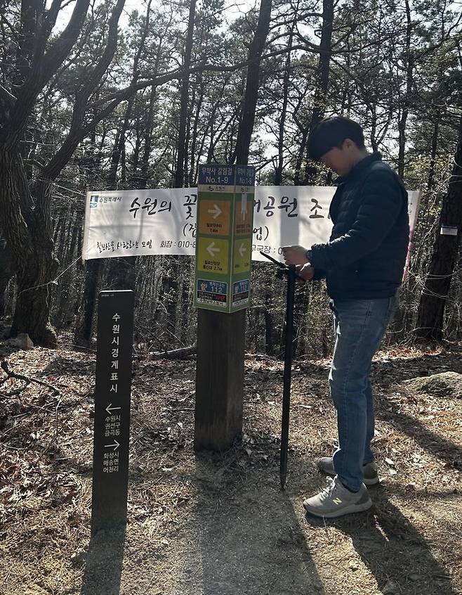 [수원=뉴시스] 위성항법시스템(GNSS) 활용 안내시설물 위치정보 측정. (사진=수원시 제공) 2025.04.22. photo@newsis.com *재판매 및 DB 금지