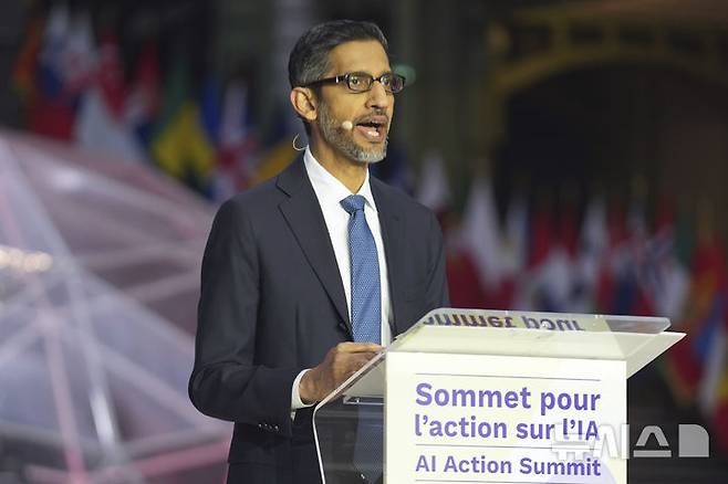 [파리=AP/뉴시스] 미국 법무부가 구글의 검색 엔진 시장 독점을 막기 위해 '크롬 웹 브라우저'를 매각할 것을 요구하자 구글은 미국의 최대 적대국인 중국을 상대하고 국가 안보를 유지하기 위해 회사를 해체해선 안 된다고 반박했다. 사진은 순다르 피차이 구글 최고경영자(CEO)의 모습.