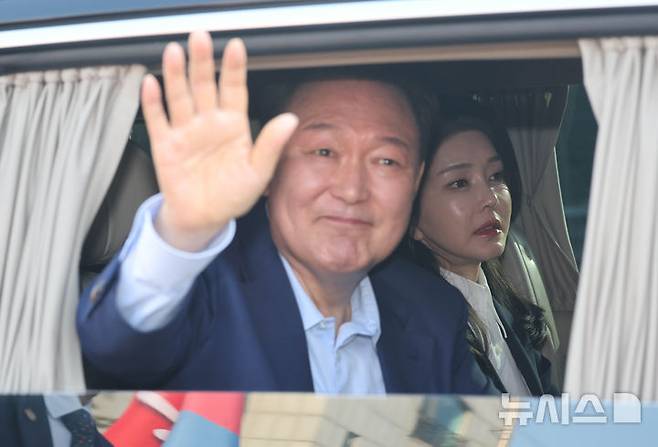 [서울=뉴시스] 황준선 기자 = 윤석열 전 대통령과 김건희 여사가 헌법재판소 파면 결정 후 일주일 만인 지난 11일 오후 서울 용산구 한남동 대통령 관저를 떠나고 있다. (공동취재) 2025.04.11. photo@newsis.com