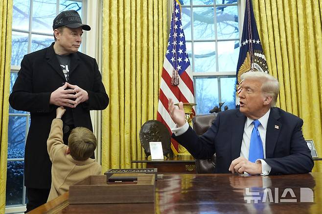 [워싱턴=AP/뉴시스] 미국 정부효율부(DOGE) 수장인 일론 머스크 테슬라 최고경영자(CEO)가 지난 2월11일(현지 시간) 백악관 집무실에서 도널드 트럼프 대통령의 발언을 듣고 있다. 머스크가 22일 테슬라 실적 발표에서 정부효율화부(DOGE) 수장에서 물러날 것으로 밝힐 지가 주목된다. 2025.04.22.