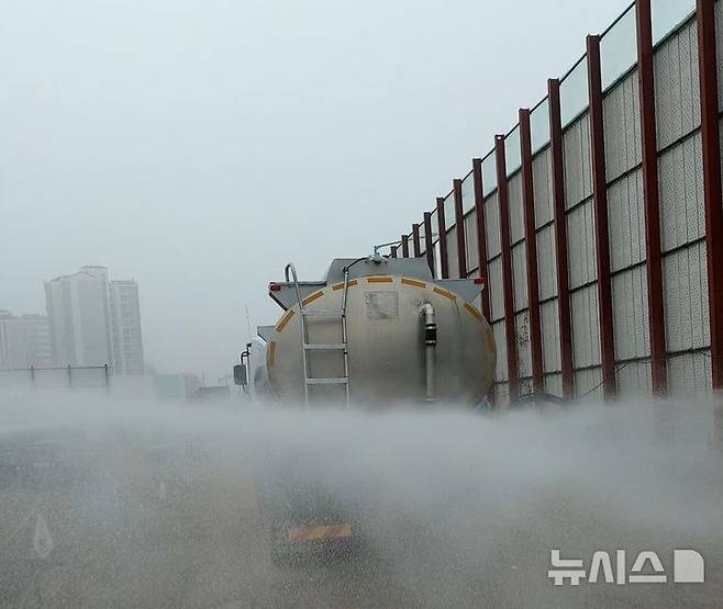 [부천=뉴시스] 미세먼지 비상저감조치 시행에 따라 공사장에서 살수 강화 조치를 이행하고 있는 모습. (사진=부천시 제공) 2025.04.22. photo@newsis.com