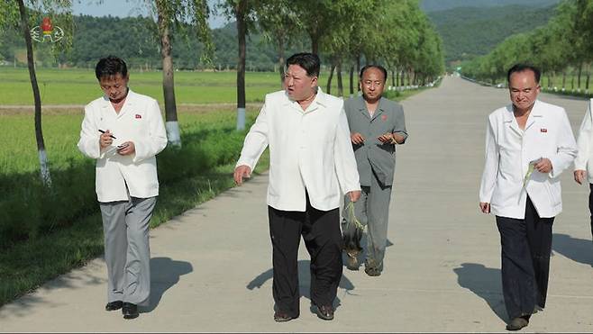 [서울=뉴시스] 김정은 북한 국무위원장이 6호 태풍 '카눈' 피해지역인 강원도 안변군 오계농장과 월랑농장을 방문해 복구 사업을 현지 지도했다고  2023년 8월 18일 조선중앙TV가 방송했다. 사진 맨 오른쪽이 조용원 당 비서. (사진=조선중앙TV 캡처) 2025.04.22. photo@newsis.com *재판매 및 DB 금지