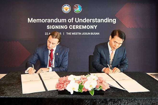 [서울=뉴시스] 경찰청 국가수사본부는 미국 마약단속국과 22일 '2025 아태지역 마약법집행회의(R-IDEC)'를 열고 '마약류의 불법적인 유통과 파생되는 범죄수익금 세탁 범죄 대응을 위한 업무협약(MOU)'을 체결했다고 밝혔다. 사진은 존 스콧(John Scott) 미국 마약단속국(DEA) 아시아태평양본부장과 김병찬 국가수사본부장 직무대리. (사진=경찰청 제공) 2025.04.22. *재판매 및 DB 금지