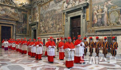 [바티칸=AP/뉴시스] 2005년 4월 18일 추기경들이 콘클라베 시작을 위해 바티칸 시스티나 성당으로 행진하고 있다. 사진은 바티칸 신문 제공. (사진=뉴시스DB) 2025.04.22.
