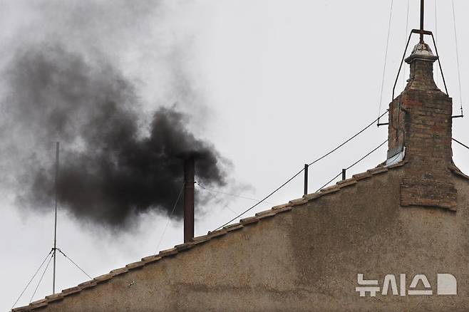 [바티칸=AP/뉴시스] 2013년 3월 13일 콘클라베 2일 차에 바티칸 성 베드로 광장에서 추기경단 투표 이후 미선출을 알리는 검은 연기가 피어오르고 있다. (사진=뉴시스DB) 2025.04.22.