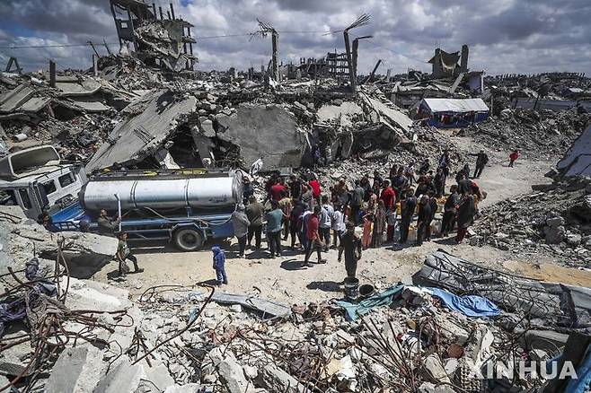 [자발리아=신화/뉴시스] 가자지구 휴전 협상을 중재 중인 이집트와 카타르는 5~7년 휴전하는 새로운 구상을 제시했다고 BBC가 21일(현지 시간) 보도했다. 사진은 지난 10일 식수난이 심각한 가자지구 북부 자발리아 난민캠프에서 팔레스타인 난민들이 급수 트럭에서 물을 받고 있는 모습. 2025.04.22.