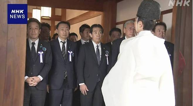 [서울=뉴시스] 일본 초당파 의원연맹 소속 국회의원들이 22일 도쿄 야스쿠니 신사 참배를 하기 위해 들어오고 있다.(출처: NHK) 2025.04.22. *재판매 및 DB 금지