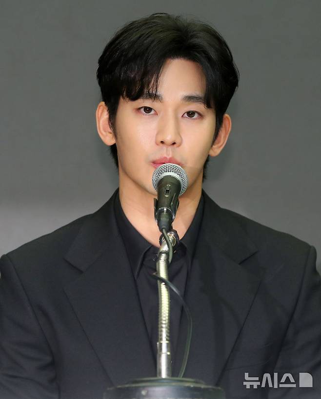 [서울=뉴시스] 김혜진 기자 = 배우 김수현이 31일 오후 서울 마포구 스탠포드호텔에서 기자회견을 열고 자신을 둘러싼 의혹에 대해 입장을 밝히고 있다. 2025.03.31. jini@newsis.com