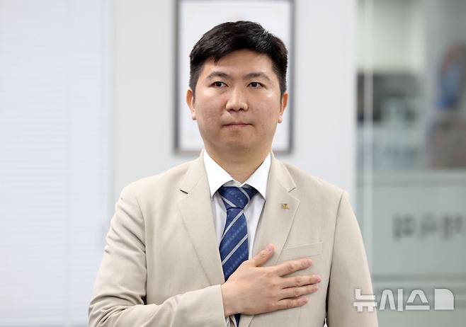 [서울=뉴시스] 김선웅 기자 = 유승민 대한체육회장이 22일 서울 송파구 대한체육회에서 열린 제2차 이사회에서 국민의례를 하고 있다. 2025.04.22. mangusta@newsis.com