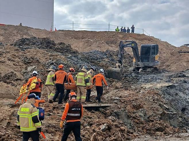 [인천=뉴시스] 21일 오후 인천 중구 대한항공 엔진정비공장 신축 공사현장에서 40대 작업자가 추락해 병원으로 이송되고 있다. (사진=인천소방본부 제공) 2025.04.22. photo@newsis.com *재판매 및 DB 금지