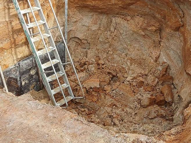 [인천=뉴시스] 21일 오후 인천 중구 대한항공 엔진정비공장 신축 공사현장에서 발생한 추락사고 현장. (사진=인천소방본부 제공) 2025.04.22. photo@newsis.com *재판매 및 DB 금지