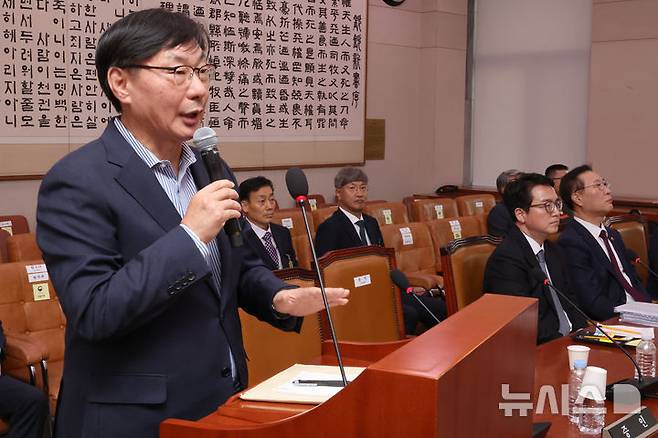 [서울=뉴시스] 이화영(왼쪽) 전 경기도 평화부지사. (사진=뉴시스 DB). photo@newsis.com